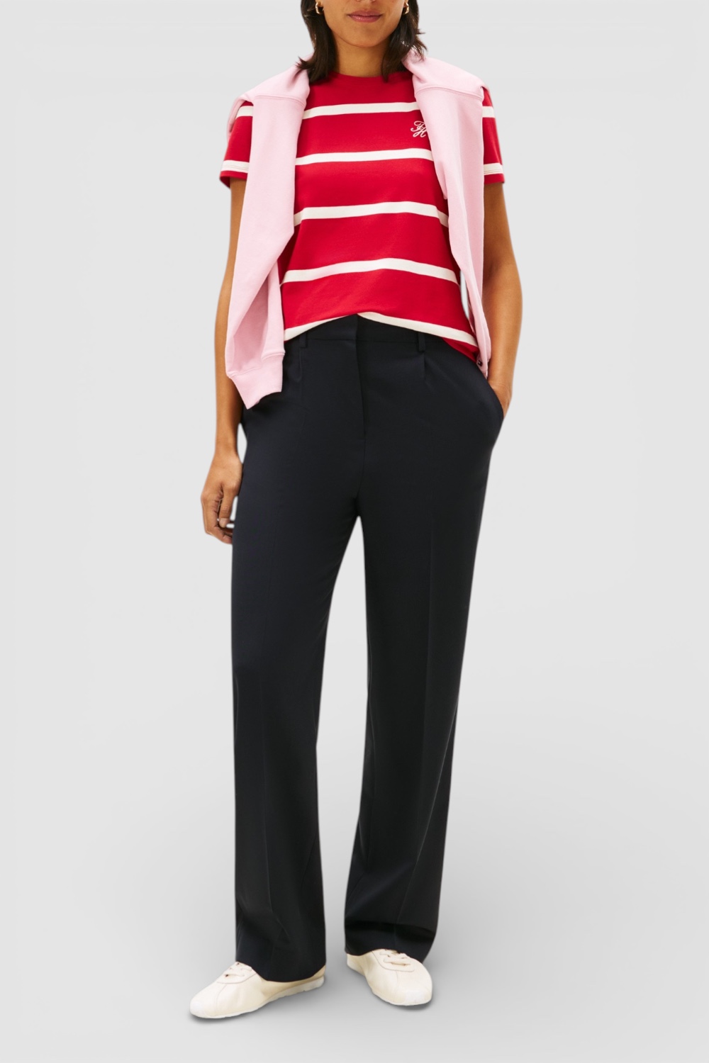 תמונת כל הלוק של חולצת טי